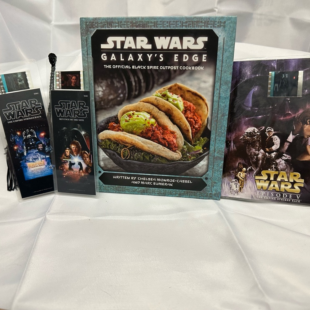 Star Wars: Galaxy's Edge: The Official Black Spire Outpost Cookbook & Bookmarks